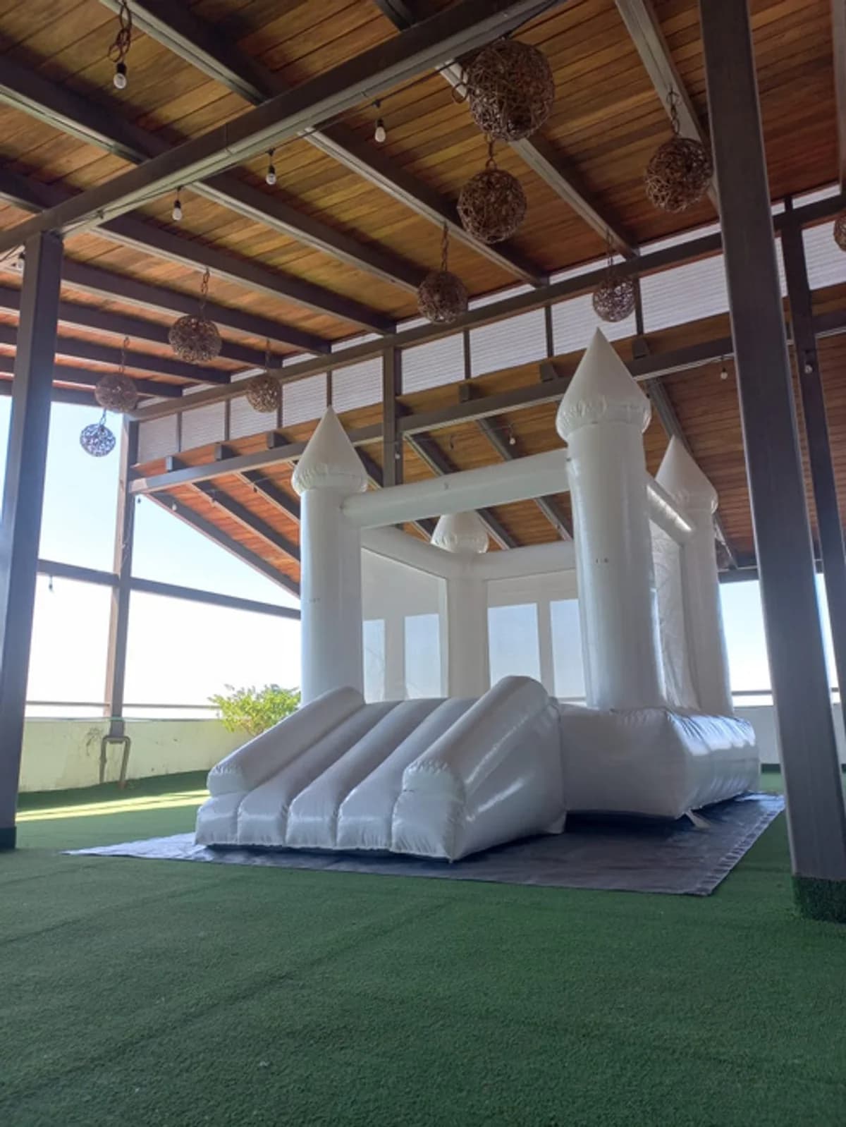 Interior del espacio de eventos San Pedro Mártir con castillo inflable blanco montado