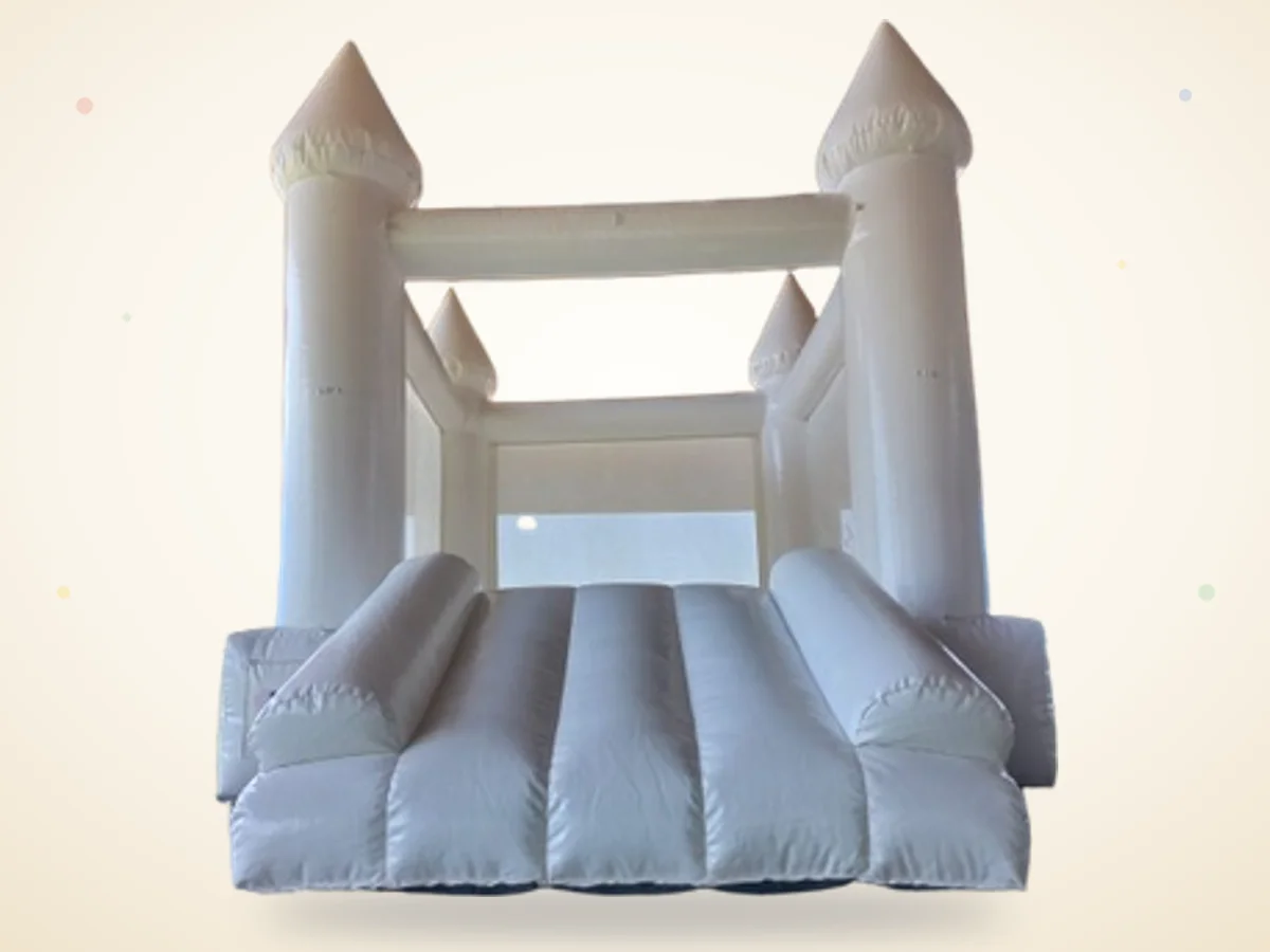 Castillo inflable completamente blanco para bodas y eventos elegantes