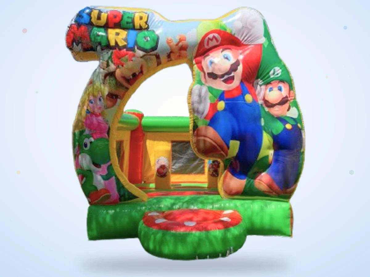 Inflable de Mario Bross con Mario y Luigi en la fachada