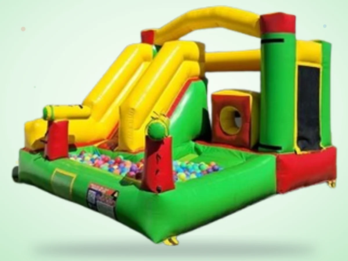 Inflable splash verde y amarillo con alberca de pelotas de colores